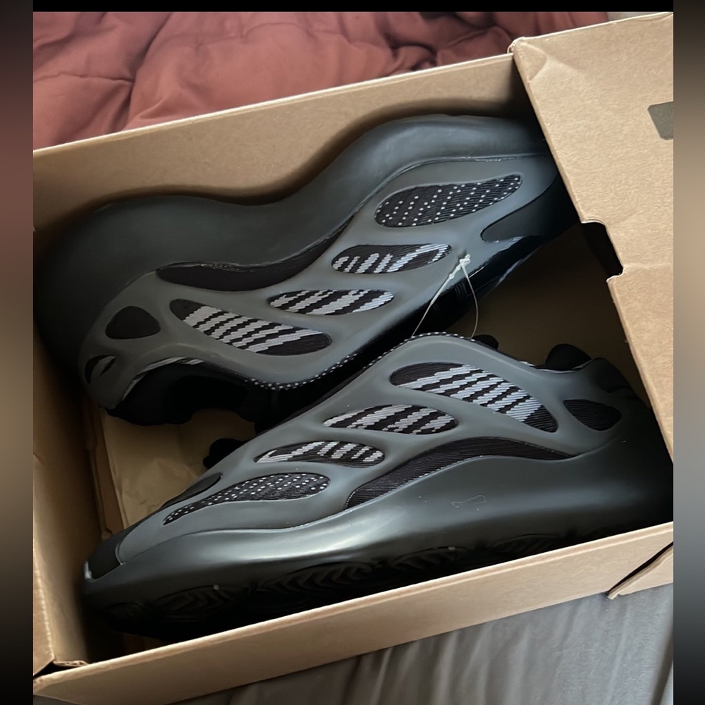 Yeezy 700 V3